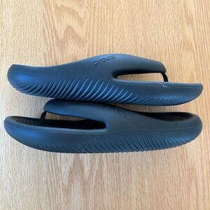 Crocs Mellow Flip. Size 10.